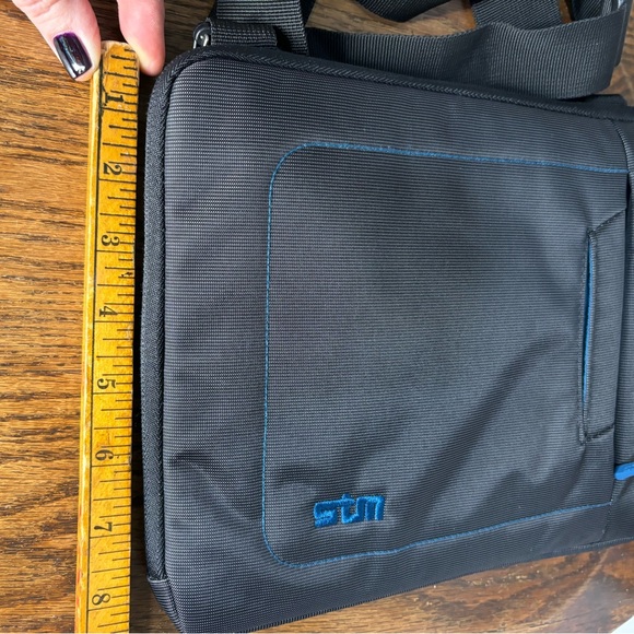 STM tablet bag. Almost new. Gray and blue with long strap. Padded bag - Picture 6 of 8